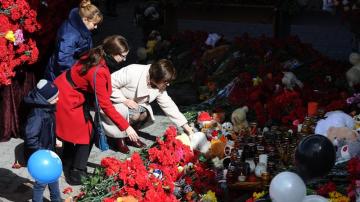 La gente se acerca a poner flores a las víctimas del accidente