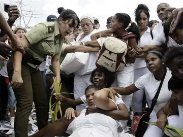 Arrestan a Damas de Blanco y opositores tras su marcha dominical en La Habana Arrestan a Damas de Blanco y opositores tras su marcha dominical en La Habana