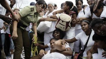 Arrestan a Damas de Blanco y opositores tras su marcha dominical en La Habana