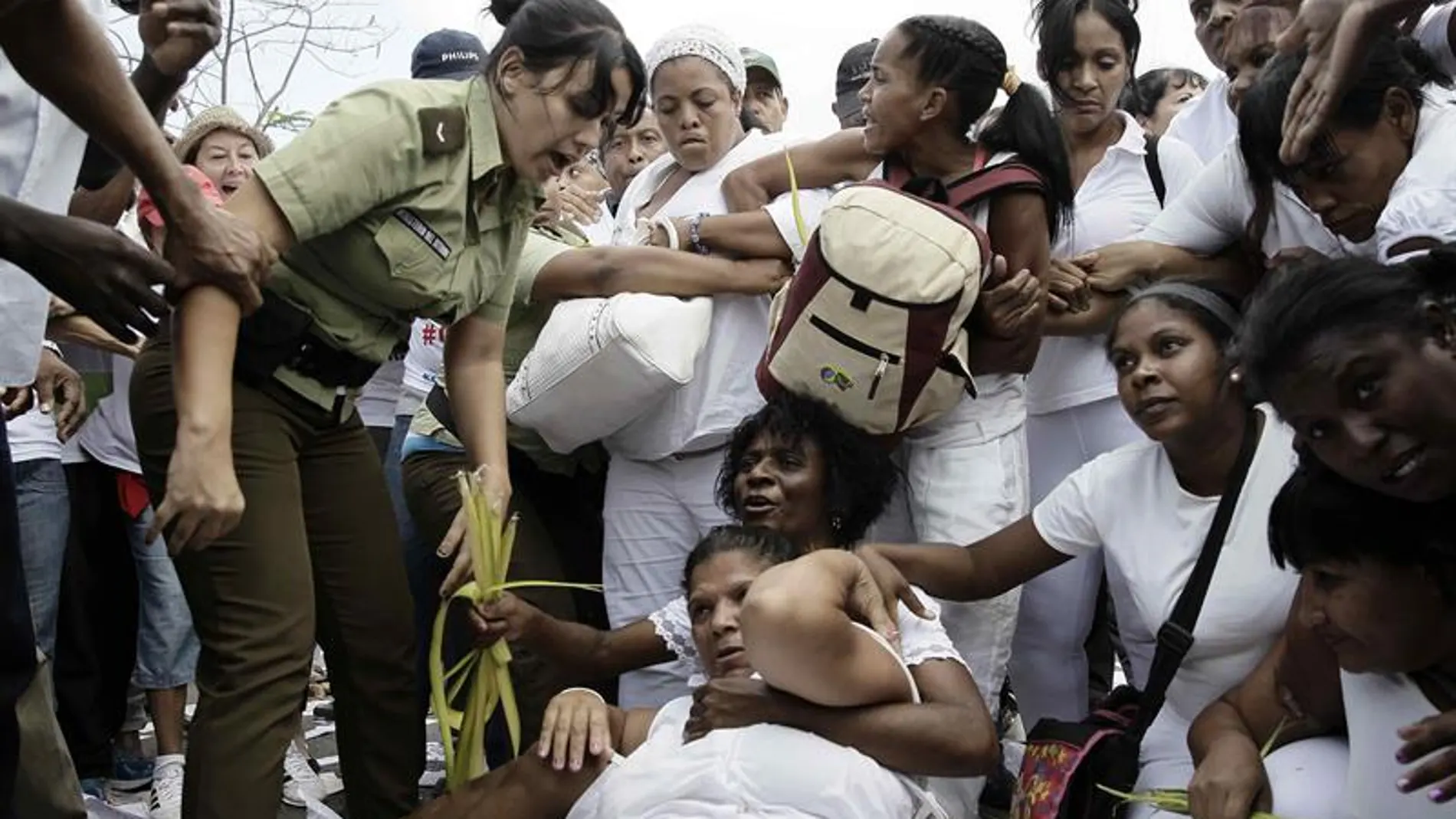 Arrestan a Damas de Blanco y opositores tras su marcha dominical en La Habana Arrestan a Damas de Blanco y opositores tras su marcha dominical en La Habana