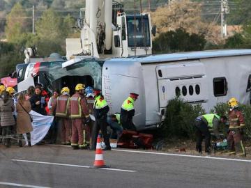 Mueren al menos 13 universitarias al chocar un autocar y un coche en Tarragona Mueren al menos 13 universitarias al chocar un autocar y un coche en Tarragona
