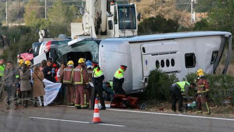Mueren al menos 13 universitarias al chocar un autocar y un coche en Tarragona