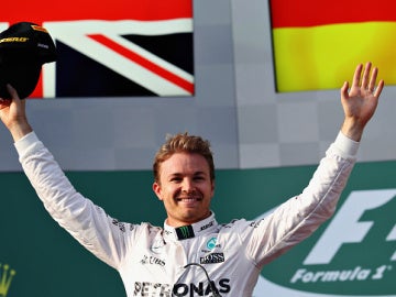 Rosberg celebra el triunfo en el podio de Australia