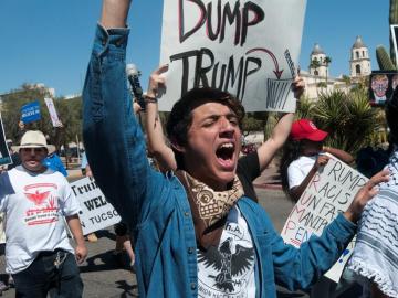 Incidentes, protestas y detenidos en la visita de Donald Trump a Arizona
