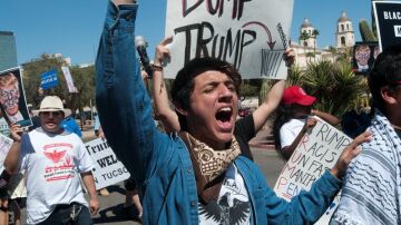 Incidentes, protestas y detenidos en la visita de Donald Trump a Arizona