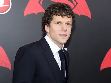 Jesse Eisenberg, muy elegante en la premiere Jesse Eisenberg, muy elegante en la premiere
