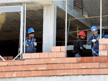 Obreros trabajan en la construcción de una vivienda Obreros trabajan en la construcción de una vivienda