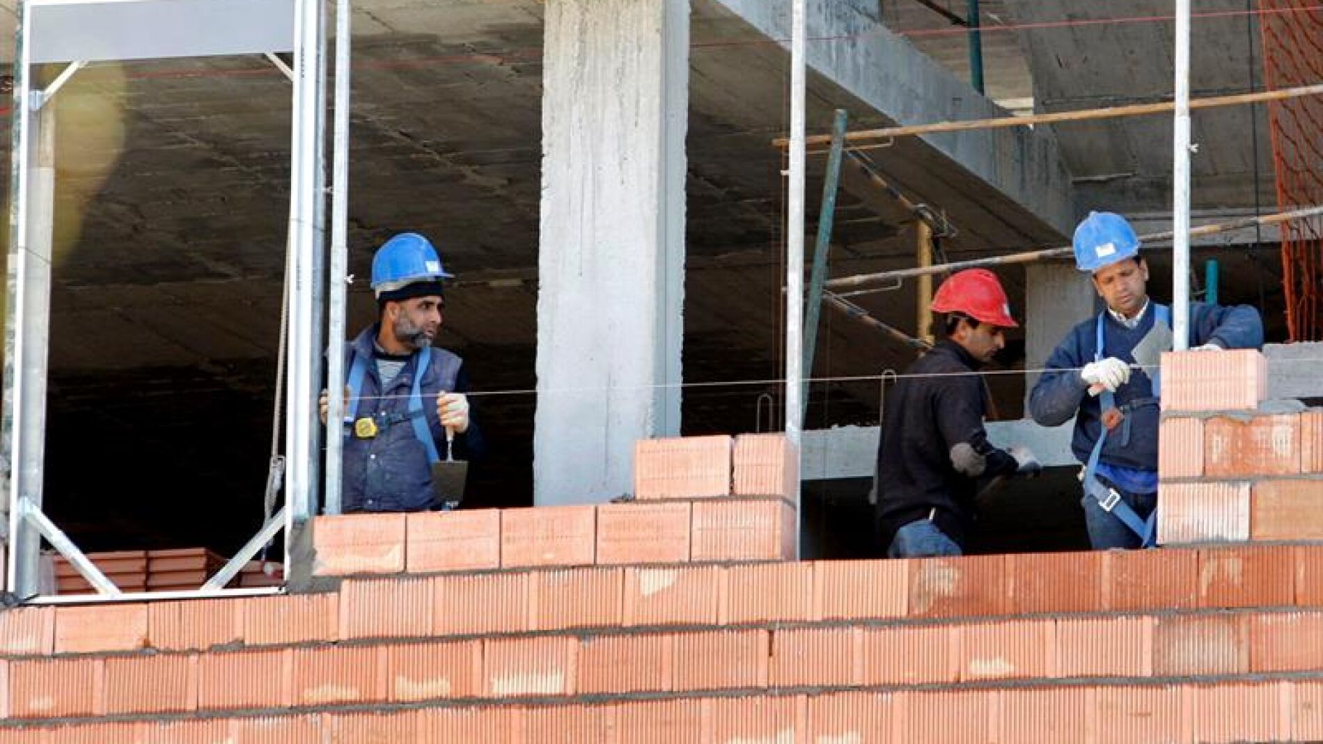 Obreros trabajan en la construcci&oacute;n de una vivienda