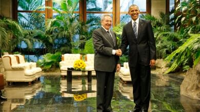 Raúl Castro recibe a Obama con un apretón de manos en el Palacio de la Revolución 