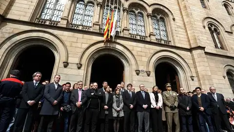 Silencio en homenaje a las víctimas del autobús accidentado en Tarragona Silencio en homenaje a las víctimas del autobús accidentado en Tarragona