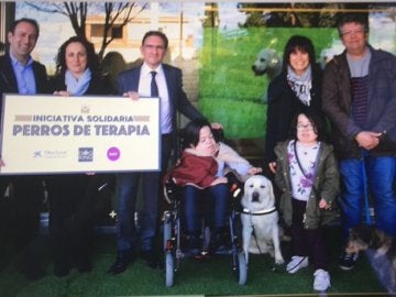 Una de las familias recibe su perro de terapia