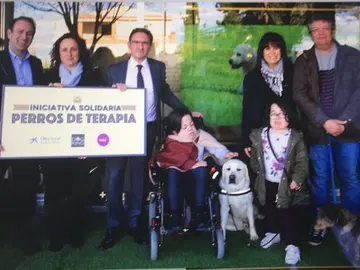 Una de las familias recibe su perro de terapia Una de las familias recibe su perro de terapia