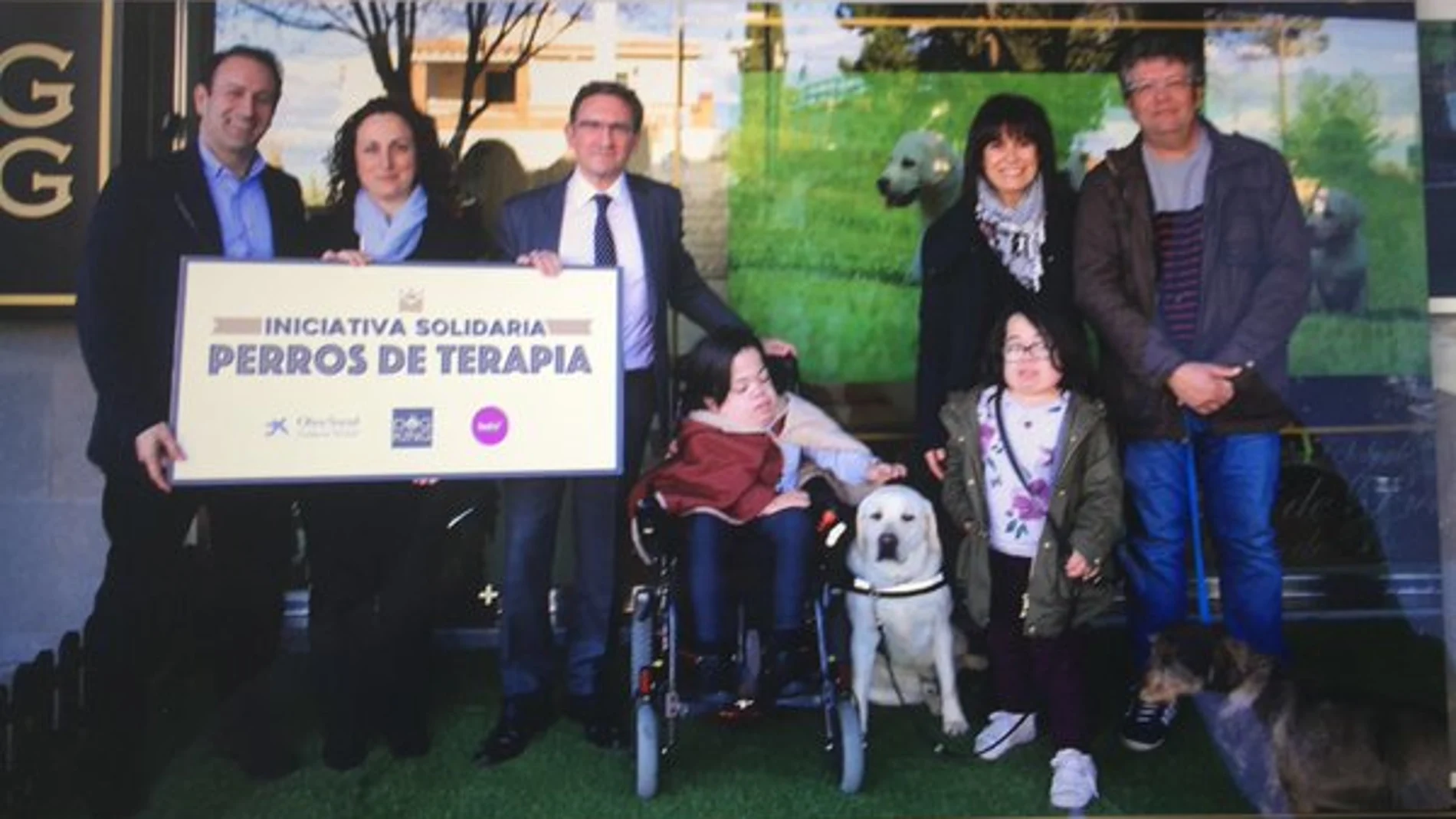 Una de las familias recibe su perro de terapia Una de las familias recibe su perro de terapia