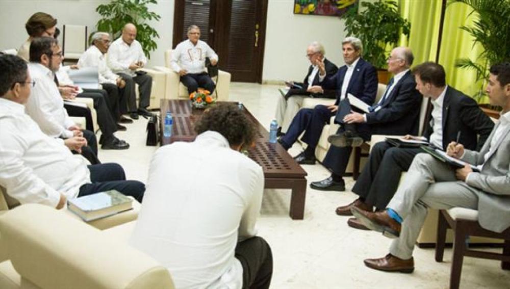 John Kerry, reunido con delegados de las FARC 