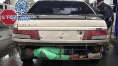 Descubiertos tres subsaharianos en la frontera de Melilla en los bajos fondos de un coche