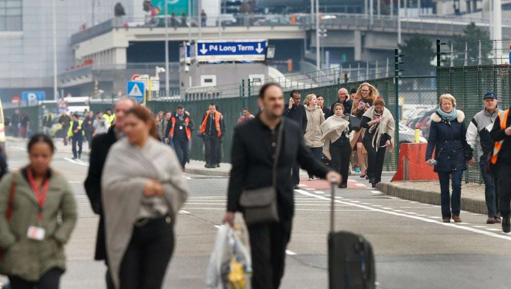 Pasajeros abandonan el aeropuerto