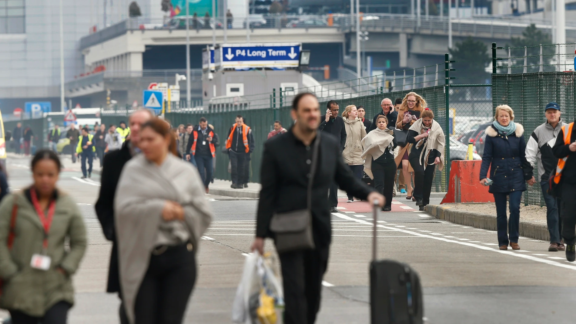 Pasajeros abandonan el aeropuerto Pasajeros abandonan el aeropuerto