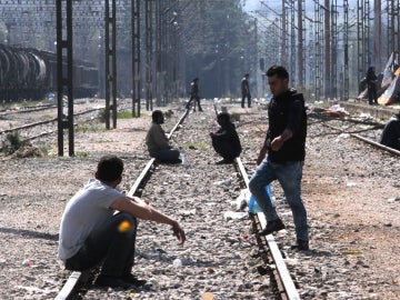 Refugiados en el campamento de Idomeni junto a las vías del tren