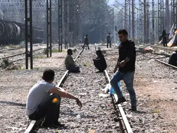 Refugiados en el campamento de Idomeni junto a las vías del tren Refugiados en el campamento de Idomeni junto a las vías del tren