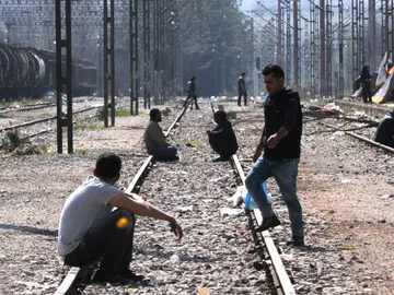 Refugiados en el campamento de Idomeni junto a las vías del tren Refugiados en el campamento de Idomeni junto a las vías del tren