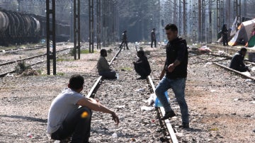 Refugiados en el campamento de Idomeni junto a las v&iacute;as del tren