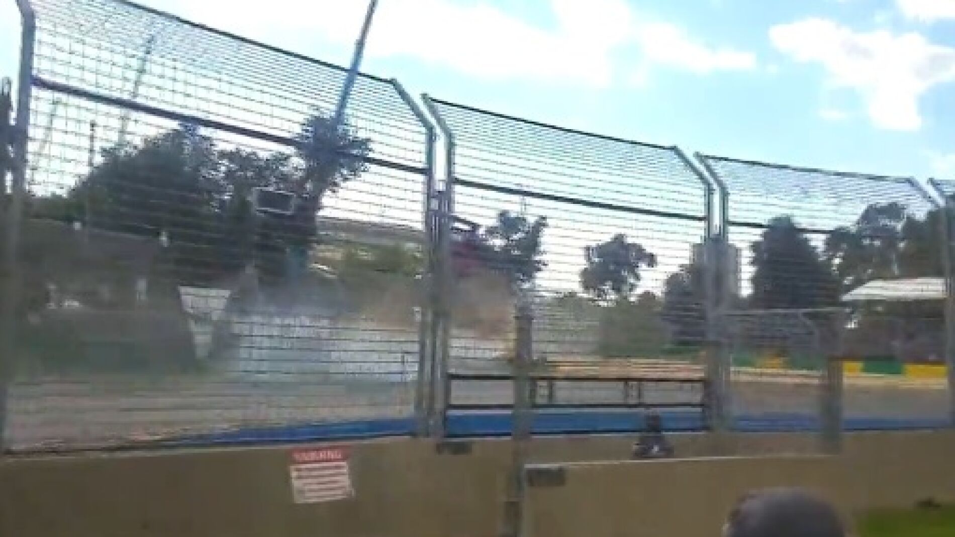 Accidente de Alonso desde la grada de Albert Park