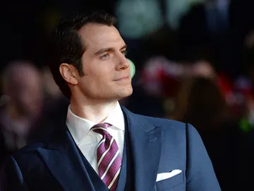 Henry Cavill, muy sonriente en la alfombra roja Henry Cavill, muy sonriente en la alfombra roja