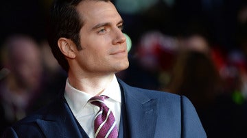 Henry Cavill, muy sonriente en la alfombra roja