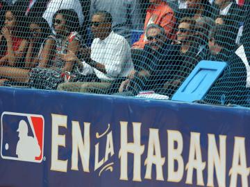 Barack Obama y Raúl Castro, en un partido de béisbol en Cuba