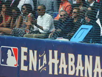 Barack Obama y Raúl Castro, en un partido de béisbol en Cuba Barack Obama y Raúl Castro, en un partido de béisbol en Cuba