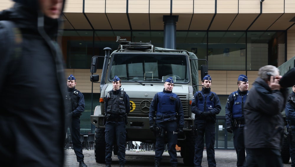 Policía belga vigila el perímetro
