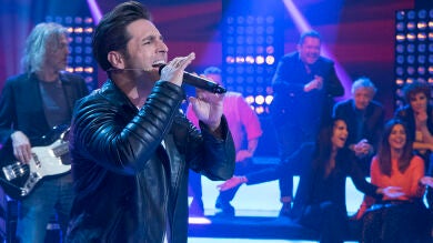 Bustamante canta 'Dos hombres y un destino' bajo los efectos de la hipnosis