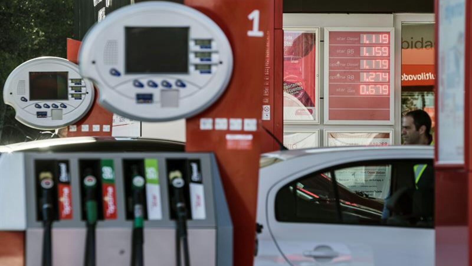 El litro de diésel, por debajo de la barrera del euro otra vez