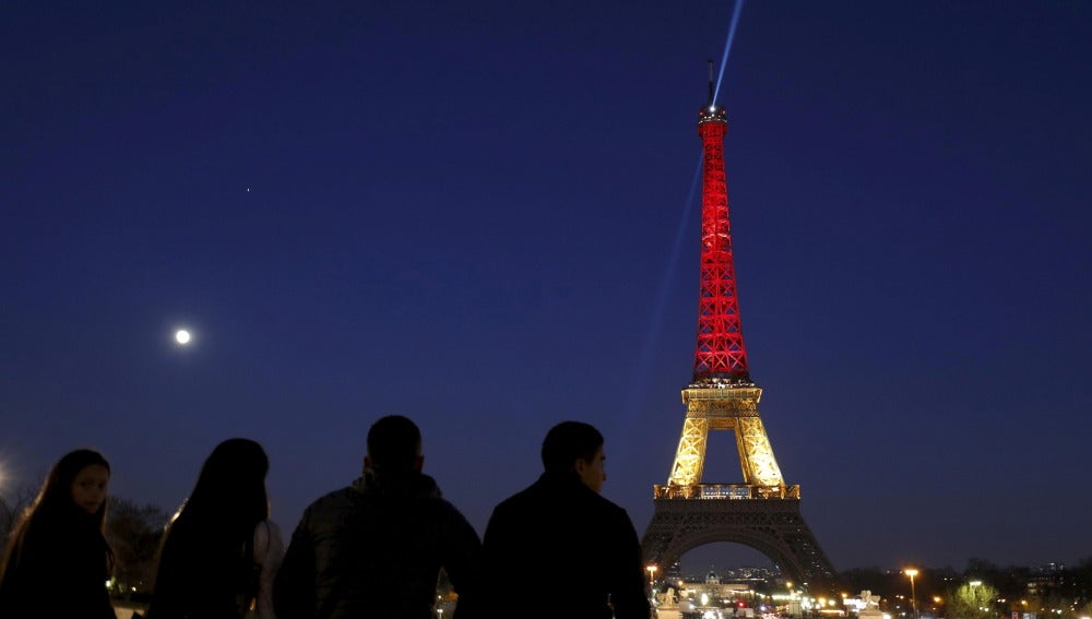 El mundo se ilumina en homenaje a las víctimas de Bruselas