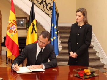 Felipe VI escribe su mensaje de apoyo tras los atentados en Bruselas