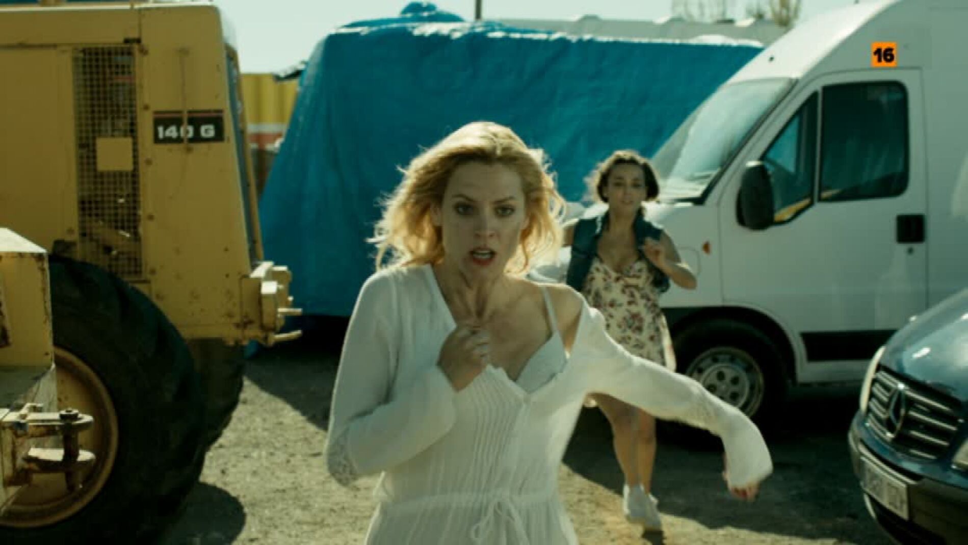 Macarena tiene una pelea con una de las presas durante la fuga