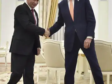 Vladimir Putin y John Kerry durante su encuentro en Rusia Vladimir Putin y John Kerry durante su encuentro en Rusia
