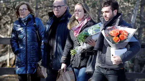 Familiares de las víctimas de la tragedia de Germanwings a su llegada a la ceremoniaFamiliares de las víctimas de la tragedia de Germanwings a su llegada a la ceremonia Familiares de las víctimas de la tragedia de Germanwings a su llegada a la ceremoniaFamiliares de las víctimas de la tragedia de Germanwings a su llegada a la ceremonia