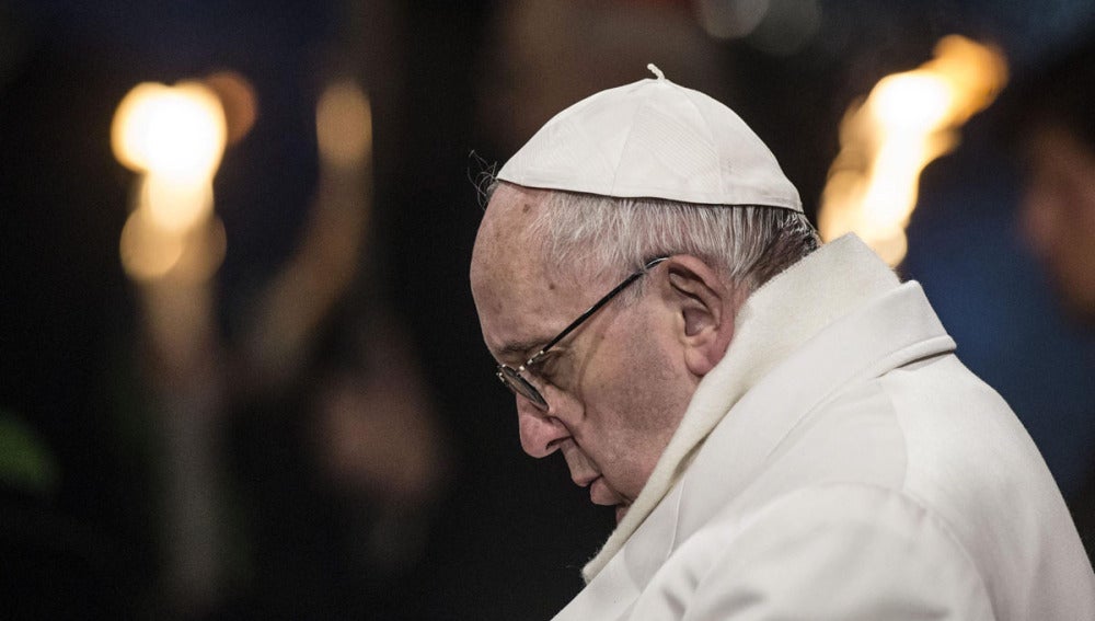 El Papa Francisco durante el Via Crucis