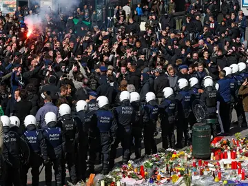 Antidisturbios dispersan a manifestantes de extrema derecha de La Bolsa de Bruselas Antidisturbios dispersan a manifestantes de extrema derecha de La Bolsa de Bruselas