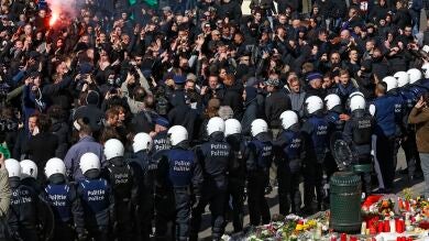 Antidisturbios belgas dispersan a manifestantes de extrema derecha del memorial de los atentados