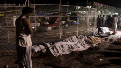 Aumentan a 72 los muertos en el atentado suicida en un parque de Pakistán