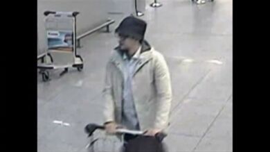 La Policía belga difunde el vídeo del presunto tercer terrorista del aeropuerto de Zaventem