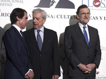 José María Aznar conversa con Mario Vargas Llosa en presencia de Mariano Rajoy