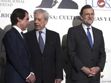 José María Aznar conversa con Mario Vargas Llosa en presencia de Mariano Rajoy José María Aznar conversa con Mario Vargas Llosa en presencia de Mariano Rajoy