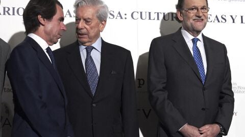 Jos&eacute; Mar&iacute;a Aznar conversa con Mario Vargas Llosa en presencia de Mariano Rajoy