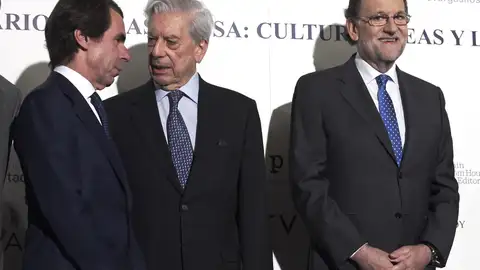 José María Aznar conversa con Mario Vargas Llosa en presencia de Mariano Rajoy José María Aznar conversa con Mario Vargas Llosa en presencia de Mariano Rajoy