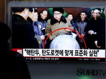Surcoreano observa la televisión donde se ve al líder de Corea del Norte, Kim Jong-un