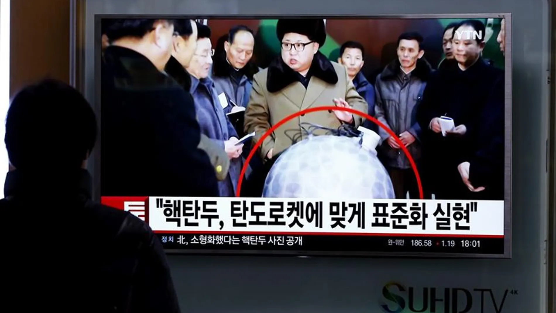 Surcoreano observa la televisión donde se ve al líder de Corea del Norte, Kim Jong-un Surcoreano observa la televisión donde se ve al líder de Corea del Norte, Kim Jong-un