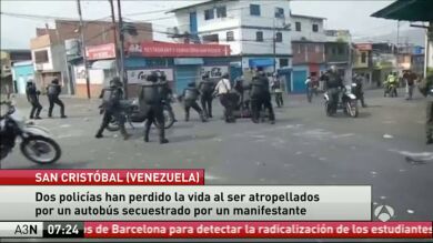 Un grupo de manifestantes atropella a dos policías con un autobús robado en Venezuela